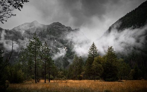 Nuages bas dans les Dolomites, Italie sur Michael Fousert