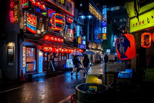 Regen und Neonlicht auf einer Straße in Tokio