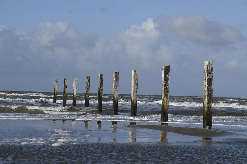 Sea with beach posts by Pauline Bergsma
