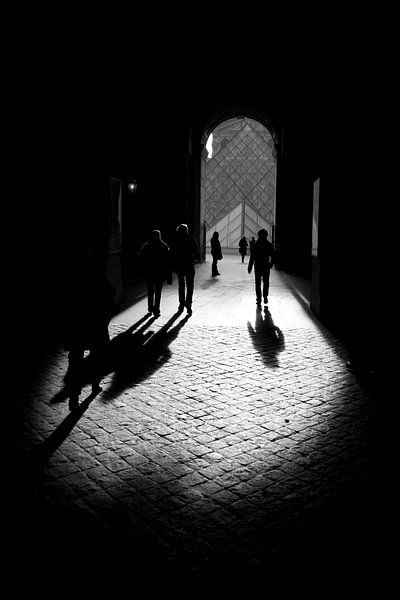 Schatten von Passanten im Louvre in Paris von Ronald Dijksma