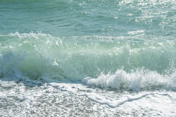 Mediterrane golven in pastel turquoise blauw art print - zomer reisfotografie en natuurfotografie van Christa Stroo fotografie