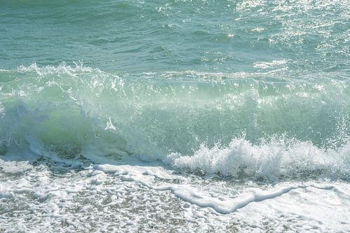 Vagues méditerranéennes en bleu turquoise.