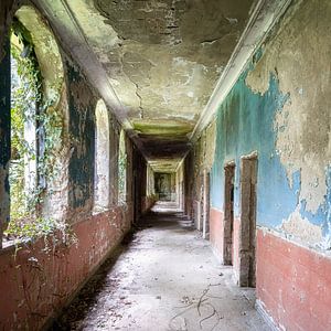 Corridor dans une station thermale abandonnée. sur Roman Robroek - Photos de bâtiments abandonnés