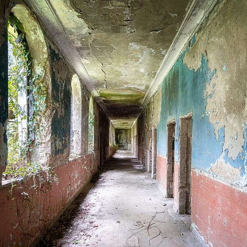 Corridor dans une station thermale abandonnée.