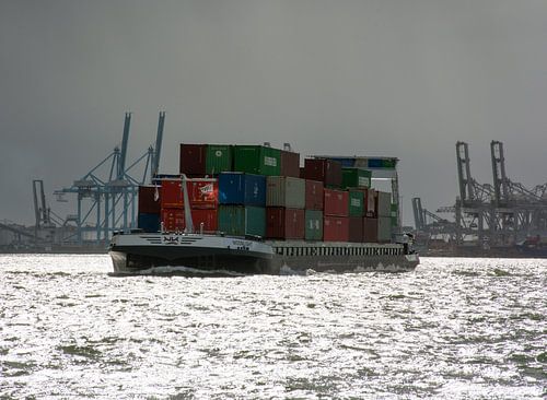 Containerschip met containers op de Maasvlakte