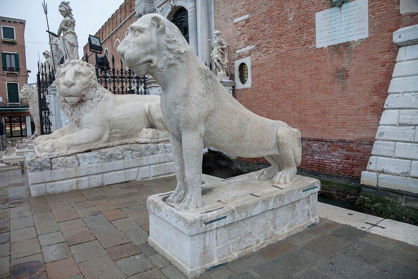 Ancienne statue romaine de lion devant l'arsenal à Venise, Italie par Joost Adriaanse