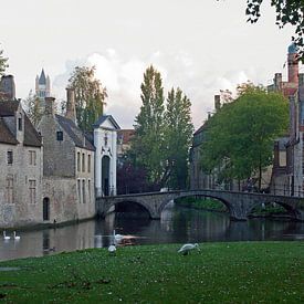 Brugge, zicht op Begijnhof en Wijngaardbrug von Michel De Pourcq