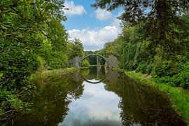 Uitzicht op de Rakotzbrücke in het Kromlauer Park