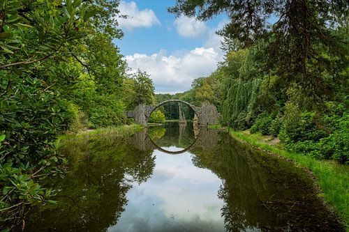 Uitzicht op de Rakotzbrücke in het Kromlauer Park