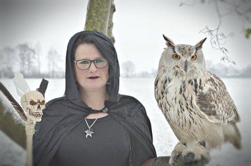 modern witch with eagle owl van Pascal Engelbarts