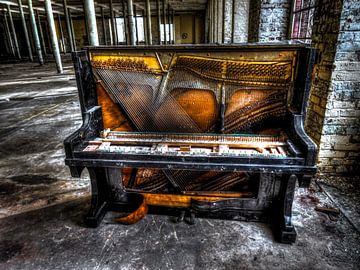 Verlaten fabriek Duitsland HDR Piano van Natasja Martijn