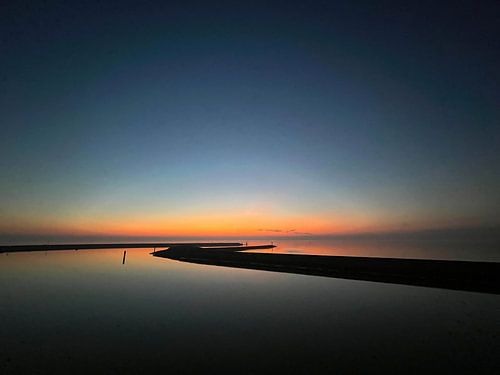 Na zonsondergang in de haven van Harlingen.