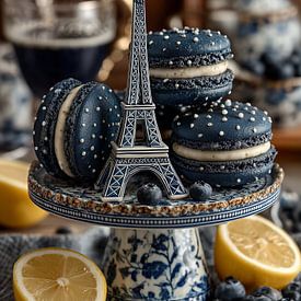 Stillleben im Delfter Blau-Stil mit dem Eiffelturm, Macarons, Heidelbeeren und Zitronen von Studio Ypie