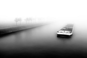 Des voiles dans le brouillard gris sur Jan van der Knaap