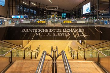 Ruimte scheidt de lichamen, niet de geesten spreuk in het  Centraal Station in Rotterdam van MS Fotografie | Marc van der Stelt
