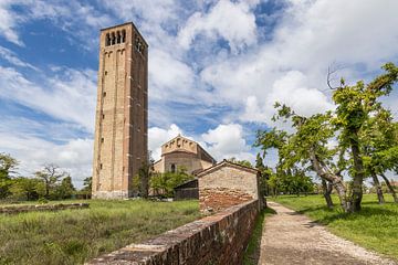 Basiliek en landschap op Torcello Venetië van Sander Groenendijk