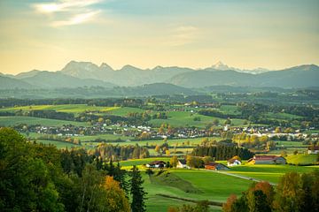 Uitzicht over de Allgäu naar de Allgäuer Alpen, Hochvogel en de Gaishorn in het Tannheim-gebergte