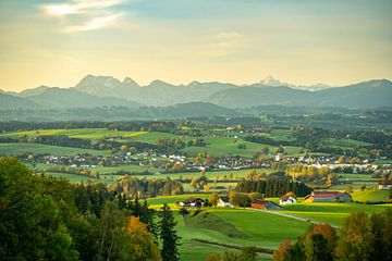 Vue sur l'Allgäu, les Alpes d'Allgäu, le Hochvogel et le Gaishorn dans les montagnes de Tannheim sur Leo Schindzielorz