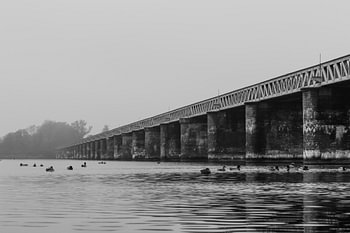 Brücke der Stille Schwarz und Weiß