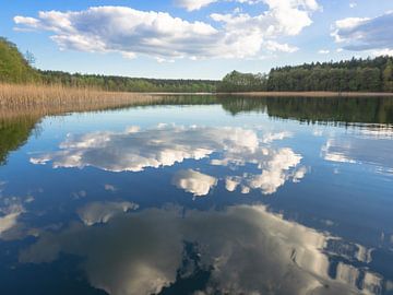 Reflectie van wolken in het meer van Katrin May