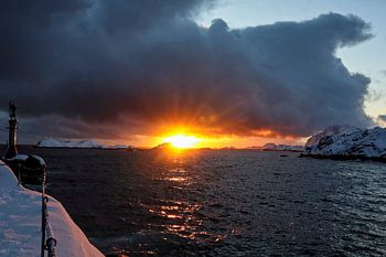 Feuriger Sonnenuntergang in Norwegen