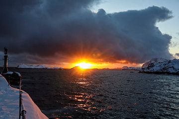 Vurige zonsondergang in Noorwegen