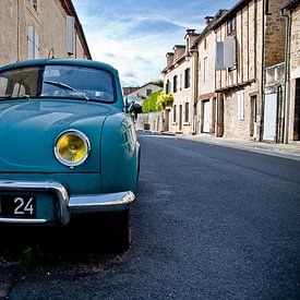 Vieille Renault dans une rue de Belvès, France sur Wilco Schippers