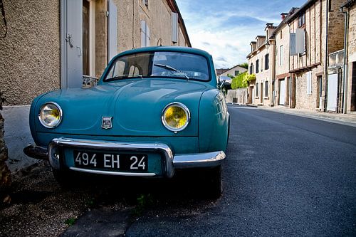 Oude Renault in een straat in Belvès, Frankrijk