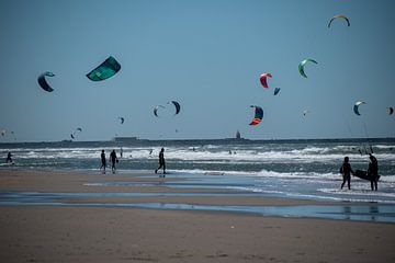 Vliegeren aan zee - wijk aan zee van Case Hydell