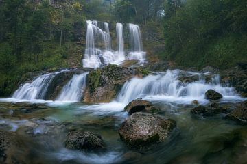 Mistige herfstochtend bij de Weissbach watervallen van Daniel Gastager