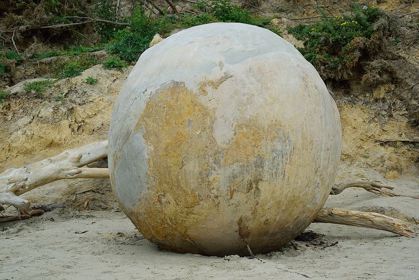 Resembling a planet by Frank's Awesome Travels