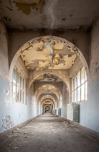 Les lieux abandonnés, le bâtiment scolaire délabré sur Frans Nijland