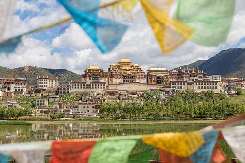 Gebedsvlaggetjes voor een Tibetaanse tempel in Shangri-La (China).