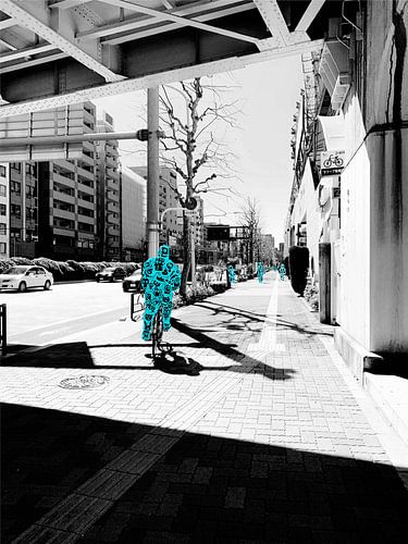 Stille Reiter: Surreale Straßenfotografie in Tokio - Schwarz-weißes Stadtbild mit blauen Kritzelfiguren
