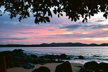 Coucher de soleil, sur la plage en Thaïlande avec des palmiers sur Lindy Schenk-Smit