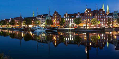 Uitzicht over de rivier Trave naar de oude stad 's nachts, Lübeck