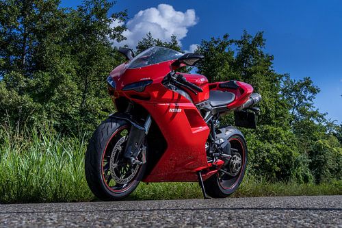 Ducati unter blauem Himmel