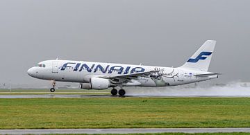 Finnair Airbus A320-200 met Happy Holidays livery.