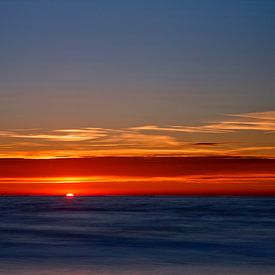 Zon onder in de Noordzee. van Wilma  Wijers Smeets