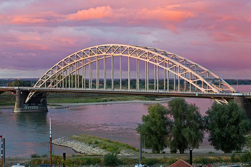 Waalbrug te Nijmegen met een mooie lucht