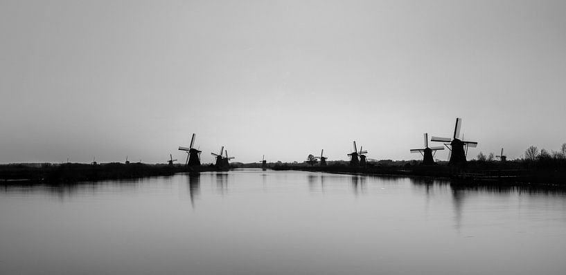 Silhouette en noir et blanc des moulins à vent de Kinderdijk par Patrick Verhoef