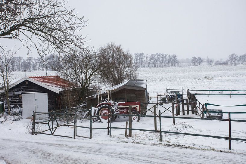 Traktor im Polder, Schneelandschaft von Leontien Adriaanse