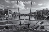 Le pont Skinny et la rivière Amstel à Amsterdam en noir et blanc - 2 par Tux Photography Aperçu