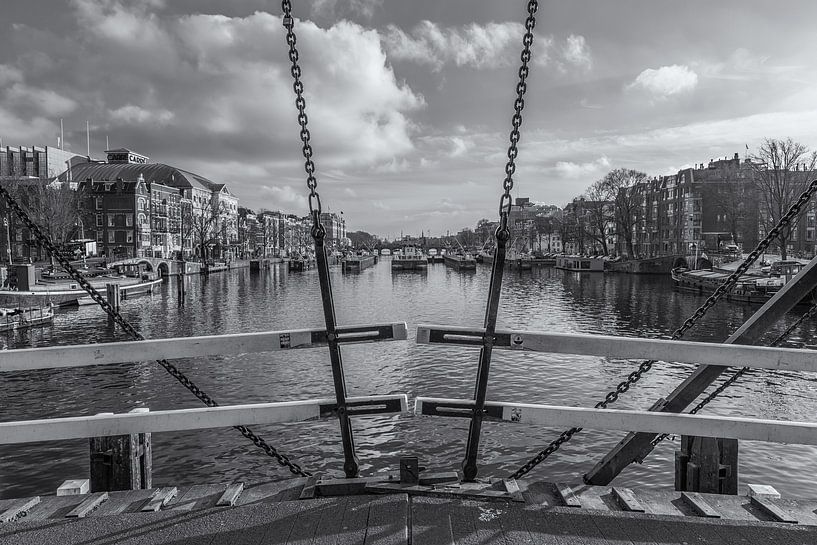 Le pont Skinny et la rivière Amstel à Amsterdam en noir et blanc - 2 par Tux Photography