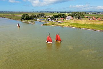 Luchtfoto van traditionele houten boten op het IJsselmeer bij de haven van Laaxum in Friesland Nederland van Eye on You