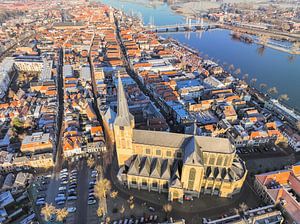 Kampen Bovenkerk an einem kalten Wintermorgen von oben gesehen