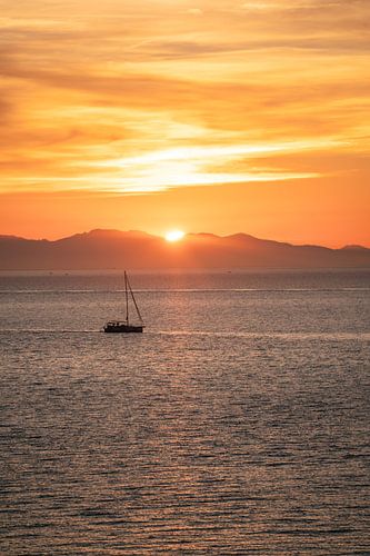 Zonsondergang op Elba met uitzicht op zee & met een boot