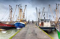 Viskotters in de Waddenzee haven van Lauwersoog in Groningen van Evert Jan Luchies thumbnail