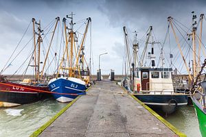 Viskotters in de Waddenzee haven van Lauwersoog in Groningen van Evert Jan Luchies