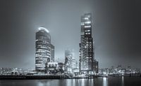  De Wilhelminakade, laat op de avond in de mist, zwart wit